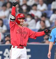 　４回、勝ち越し打を放ち、塁上でガッツポーズする矢野（撮影・飯室逸平）