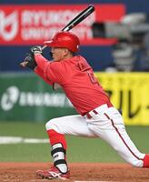 　４回、勝ち越し打を放つ矢野（撮影・飯室逸平）