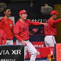 　４回、矢野の勝ち越し打に笑顔を見せる新井監督（撮影・西田忠信）