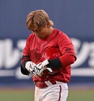 　８回、二ゴロに倒れうつむく羽月（撮影・西田忠信）