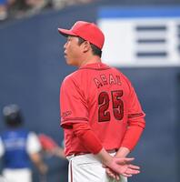 　選手交代のためベンチを出る新井監督（撮影・飯室逸平）