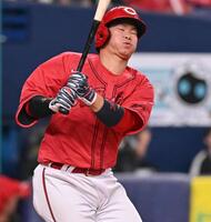 　７回、空振り三振に倒れる坂倉（撮影・西田忠信）