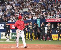 　９回、満塁の好機に空振り三振に倒れベンチへ戻る秋山（撮影・飯室逸平）