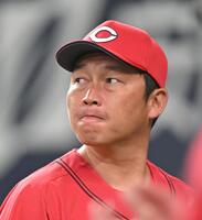 　厳しい表情をみせる新井監督（撮影・飯室逸平）