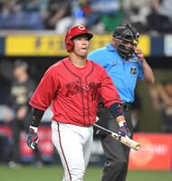 　７回、空振り三振に倒れベンチへ戻る坂倉（撮影・飯室逸平）