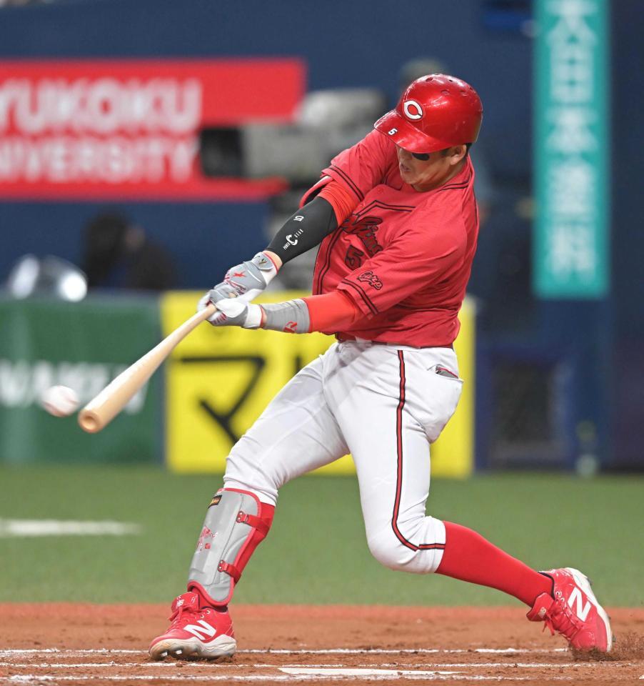 　８回、適時打二塁打を放つ小園（撮影・飯室逸平）