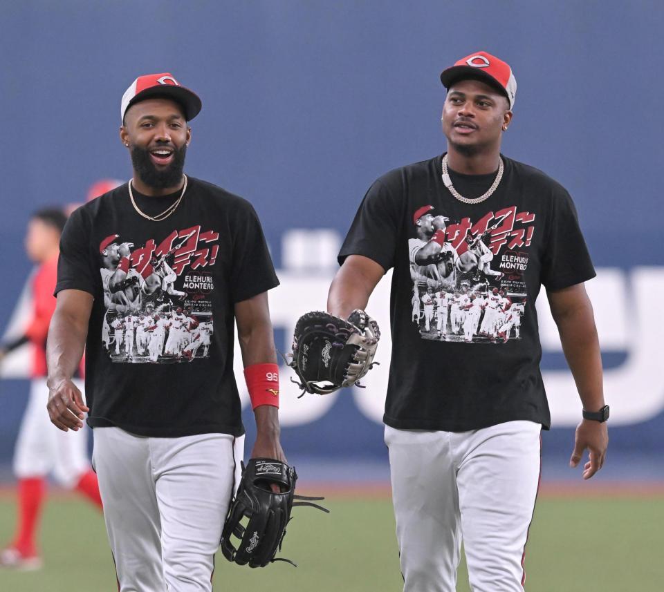 　おそろいのＴシャツで練習するファビアンとモンテロ（撮影・飯室逸平）