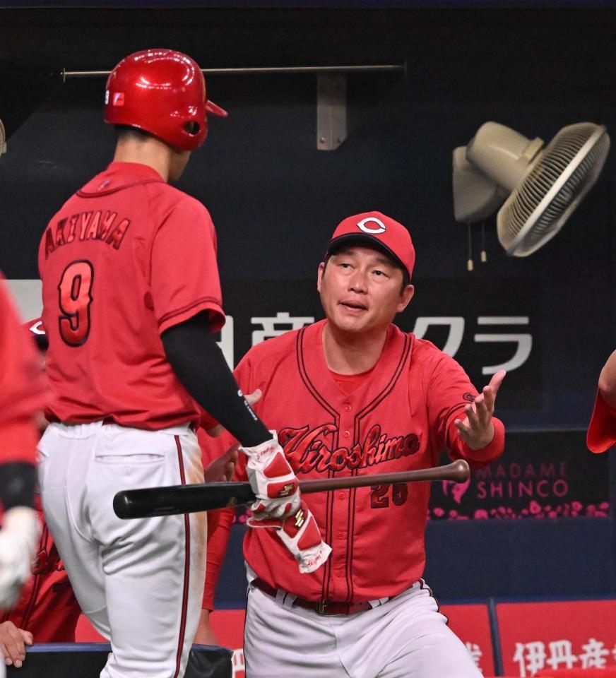 　４回、矢野の適時打で生還した秋山（左）を迎える新井監督（撮影・西田忠信）