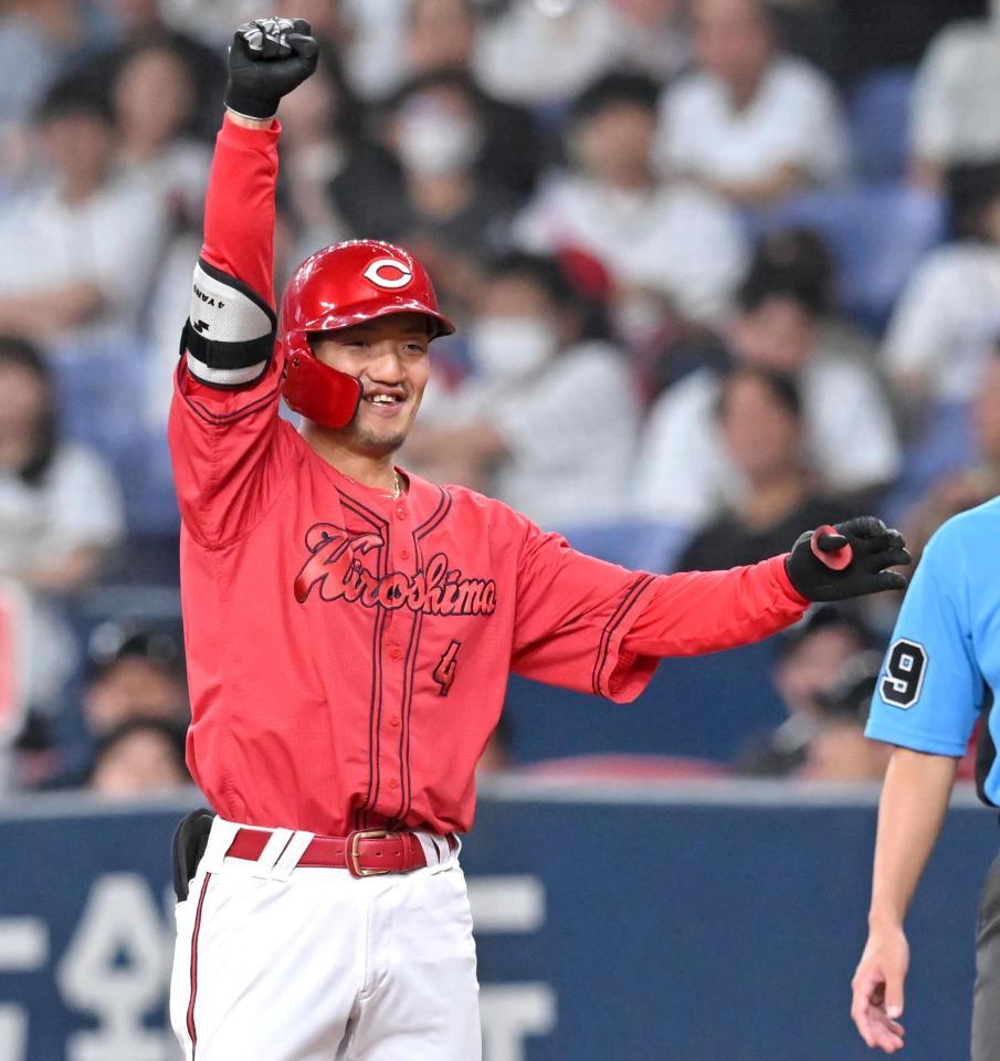 　４回、勝ち越し打を放ち、塁上でガッツポーズする矢野（撮影・飯室逸平）