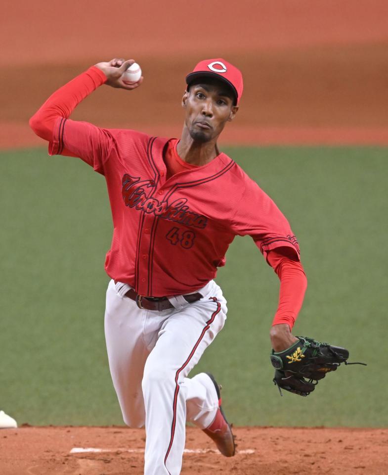 　力投する先発のアドゥワ（撮影・飯室逸平）