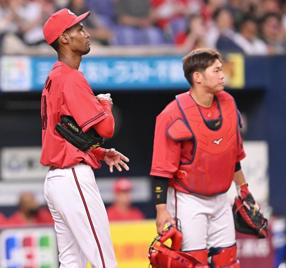 　１回、杉沢に先制の２点二塁打を許したアドゥワ（左）＝撮影・西田忠信