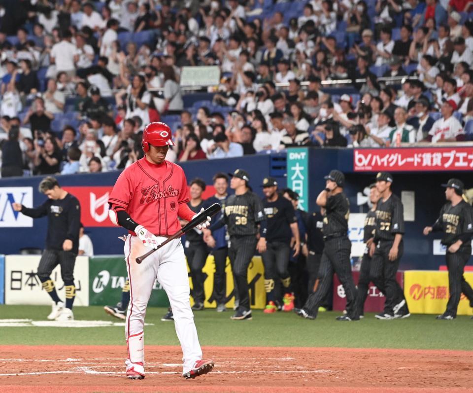 　９回、満塁の好機に空振り三振に倒れベンチへ戻る秋山（撮影・飯室逸平）