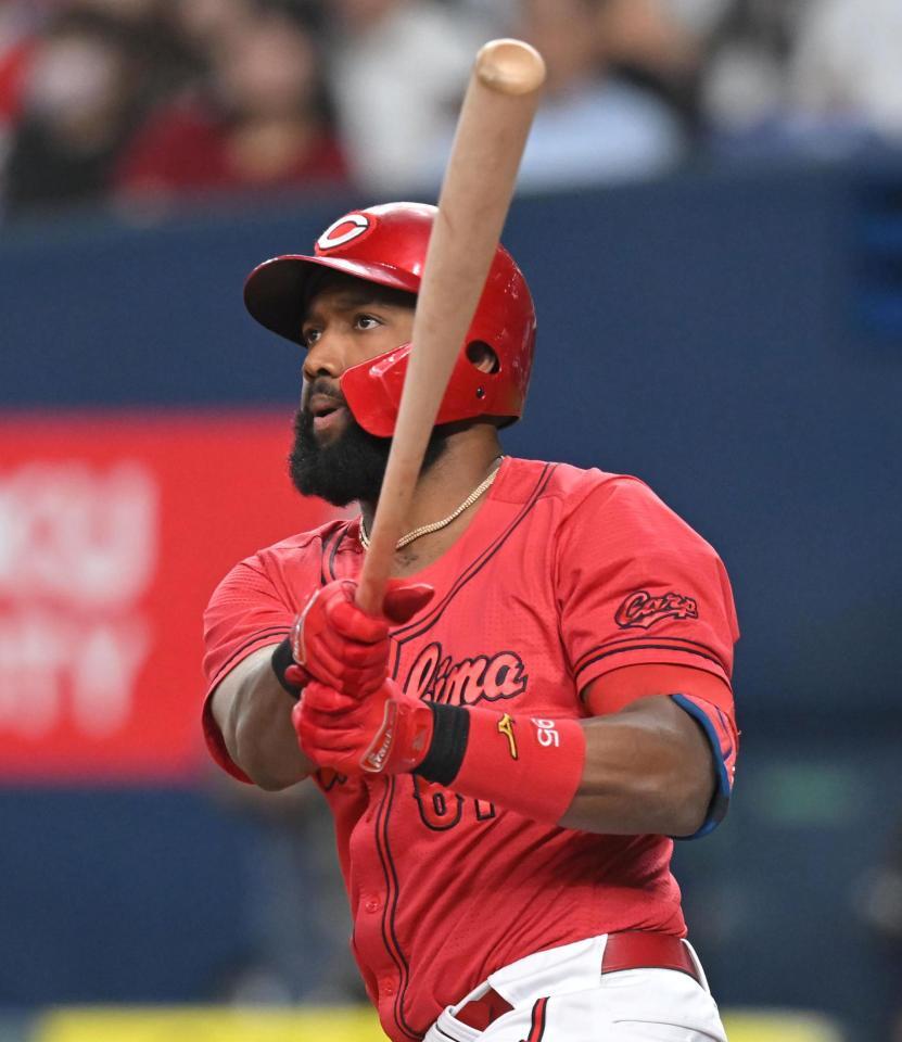 　７回、二塁打を放つファビアン（撮影・飯室逸平）