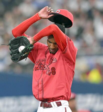 　５回、汗をぬぐうアドゥワ（撮影・飯室逸平）