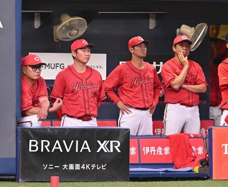 　９回、劣勢に厳しい表情の新井監督（左から２人目）ら首脳陣（撮影・西田忠信）