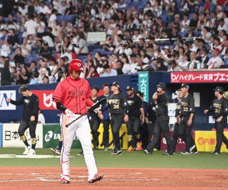 　９回、満塁の好機に空振り三振に倒れベンチへ戻る秋山（撮影・飯室逸平）