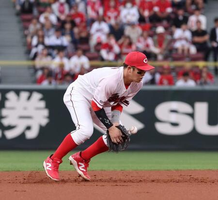 　２回、高橋の打球を失策し、先制点を献上する小園（撮影・市尻達拡）