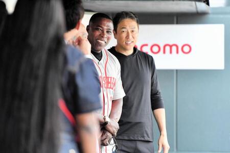 　広島とヤンキースで同僚だった黒田球団アドバイザー（右）と旧交を温めるソリアーノ氏（左）＝撮影・畠山賢大