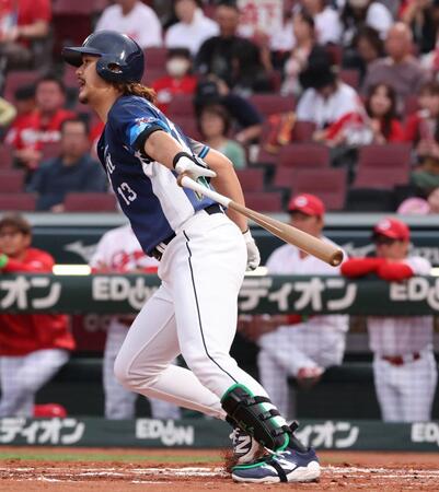 　２回、小園のタイムリーエラーとなる打球を放つ高橋（撮影・市尻達拡）