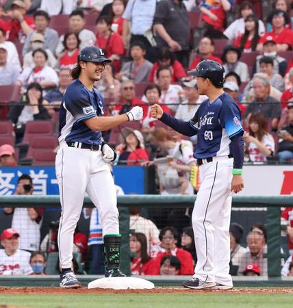 　２回、小園のタイムリーエラーを誘い、グータッチをする高橋（撮影・市尻達拡）
