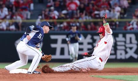 　４回、佐々木の打席で二盗を試みるもタッチアウトになる末包（撮影・市尻達拡）