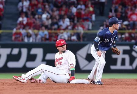 　４回、佐々木の打席で二盗を試みるもタッチアウトになる末包（撮影・市尻達拡）