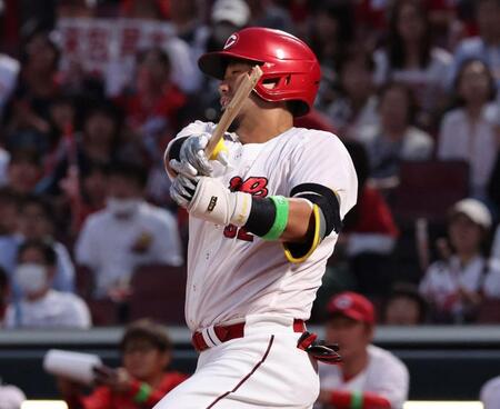 　４回、バットを折りながらも中前タイムリーを放つ末包（撮影・市尻達拡）