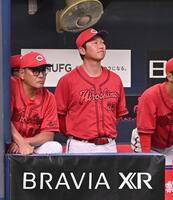 　９回、ベンチから試合を見つめる新井監督（右）＝撮影・西田忠信
