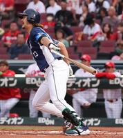 　２回、小園のタイムリーエラーとなる打球を放つ高橋（撮影・市尻達拡）