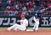 　４回、佐々木の打席で二盗を試みるもタッチアウトになる末包（撮影・市尻達拡）