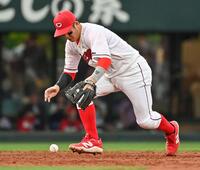 　２回、高橋のゴロを遊撃手・小園が失策し、先制を許す