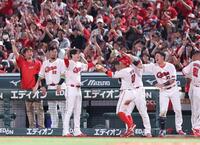 　８回、神走塁で勝ち越し点を奪った羽月を笑顔で出迎える森下（撮影・市尻達拡）