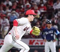 　６回、源田の打球にマウンドを駆け降りる森下（撮影・市尻達拡）