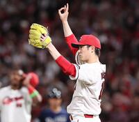 　８回、源田を左飛に打ち取り、ファビアンにサインを送る森下（撮影・市尻達拡）