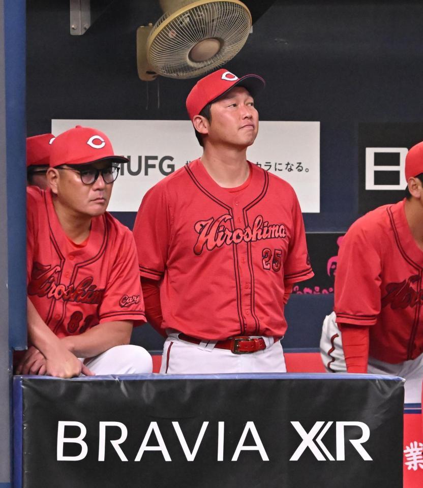 　９回、ベンチから試合を見つめる新井監督（右）＝撮影・西田忠信