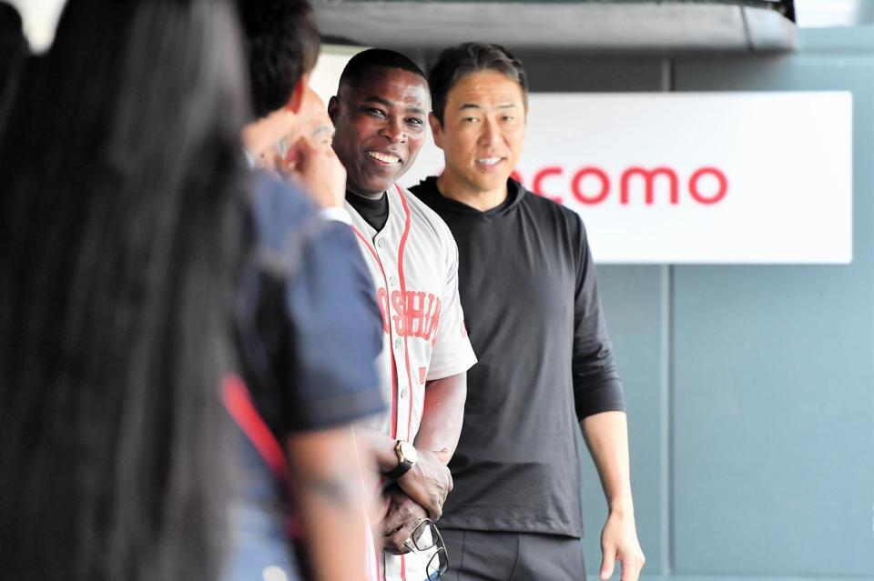 　広島とヤンキースで同僚だった黒田球団アドバイザー（右）と旧交を温めるソリアーノ氏（左）＝撮影・畠山賢大