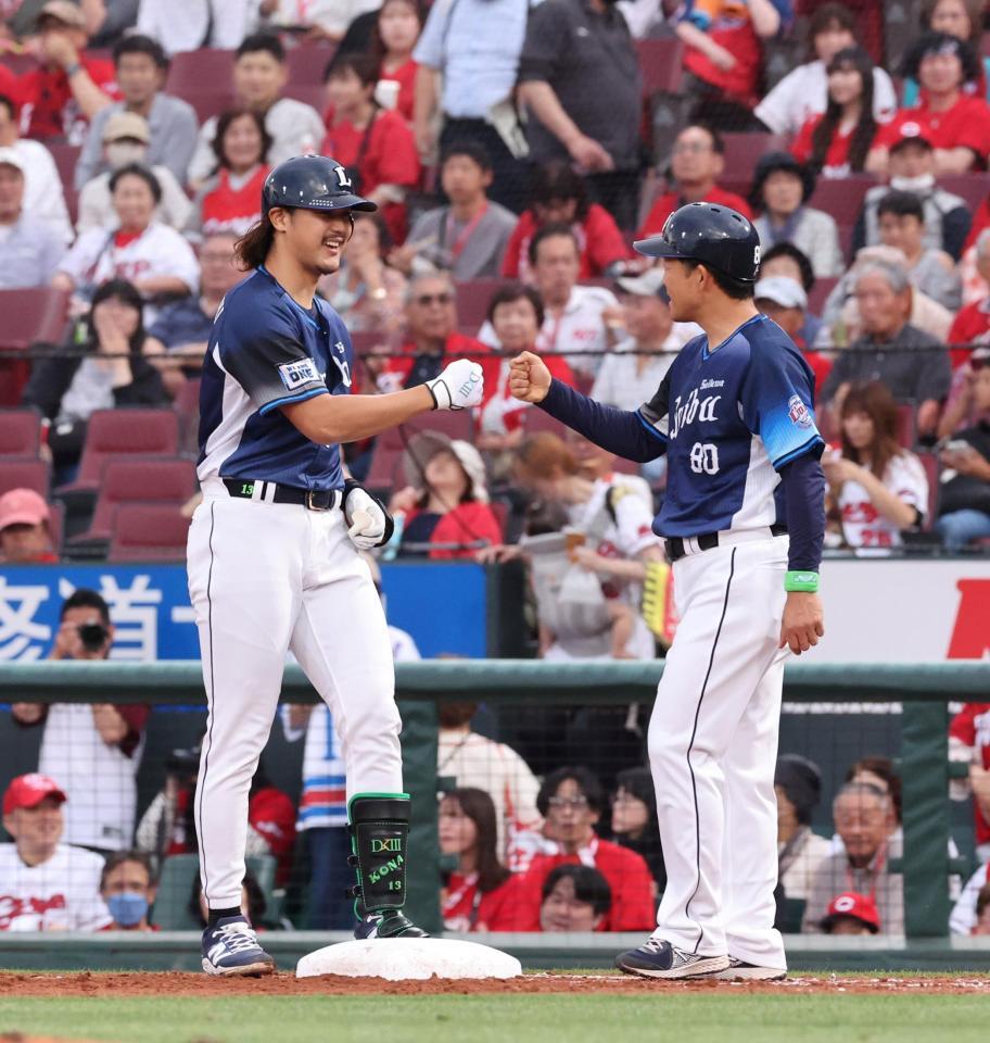　２回、小園のタイムリーエラーを誘い、グータッチをする高橋（撮影・市尻達拡）