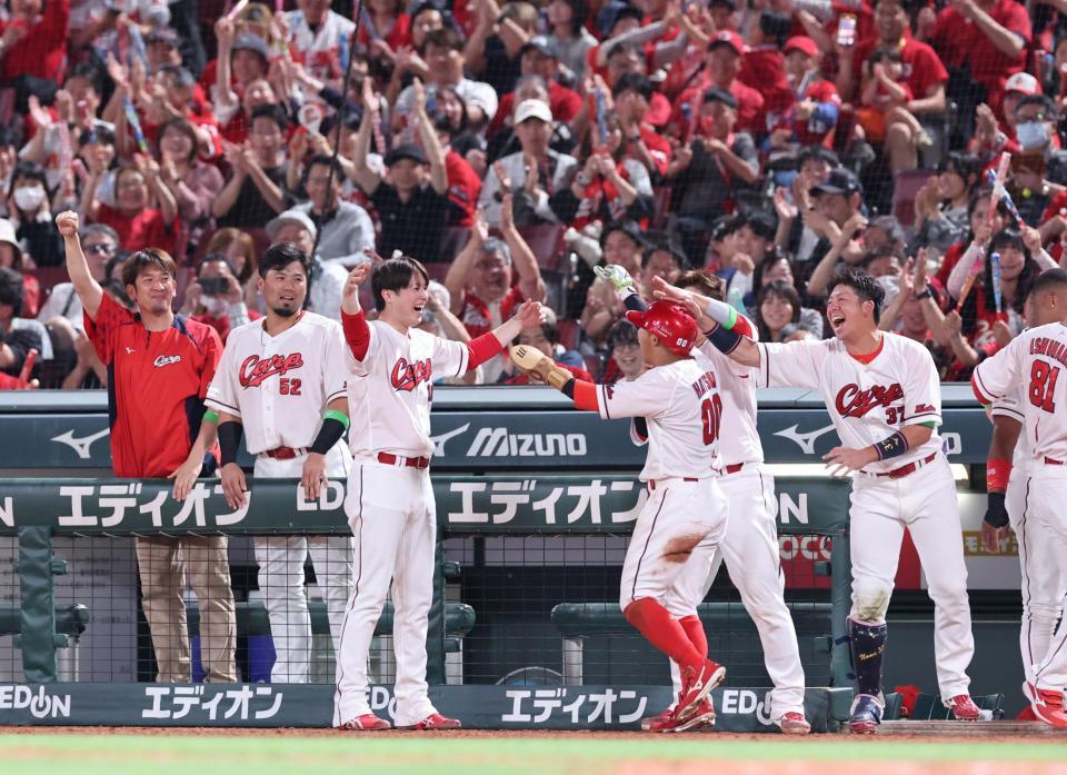 　８回、神走塁で勝ち越し点を奪った羽月を笑顔で出迎える森下（撮影・市尻達拡）
