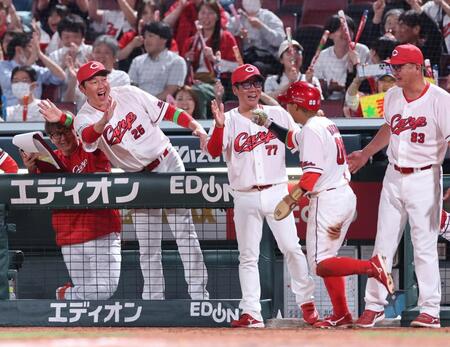 　８回、神走塁で勝ち越し点を奪った羽月を笑顔で出迎える新井監督（撮影・市尻達拡）