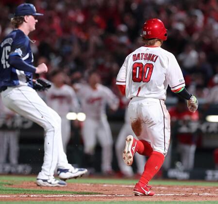 　８回、捕逸で生還する羽月