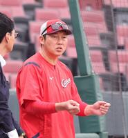 　練習を見守る新井監督（撮影・市尻達拡）