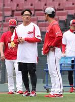 　１軍に昇格し、小窪コーチと話をする田中（撮影・市尻達拡）