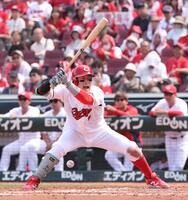 　３回、左太もも付近への死球で、顔をゆがめる小園（撮影・市尻達拡）