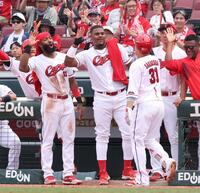 　６回、右越えソロを放った坂倉を出迎えるファビアンとモンテロ（撮影・市尻達拡）