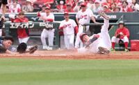 　７回、小園の捕手前へのボテボテのゴロで、本塁へ滑り込む大盛（撮影・市尻達拡）