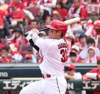 　６回、右越えソロを放つ坂倉（撮影・市尻達拡）