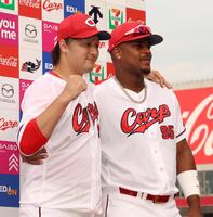 　お立ち台でポーズを決める床田とモンテロ（撮影・市尻達拡）