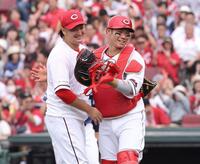 　９回に２失点したことで完封勝利を逃し、悔しそうな表情で、坂倉と握手をする床田（撮影・市尻達拡）