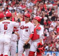 　９回に２失点したことで完封勝利を逃し、悔しそうな表情でタッチを交わす床田（撮影・市尻達拡）