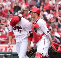 　９回に２失点したことで完封勝利を逃し、がっくりと肩を落とす床田（撮影・市尻達拡）